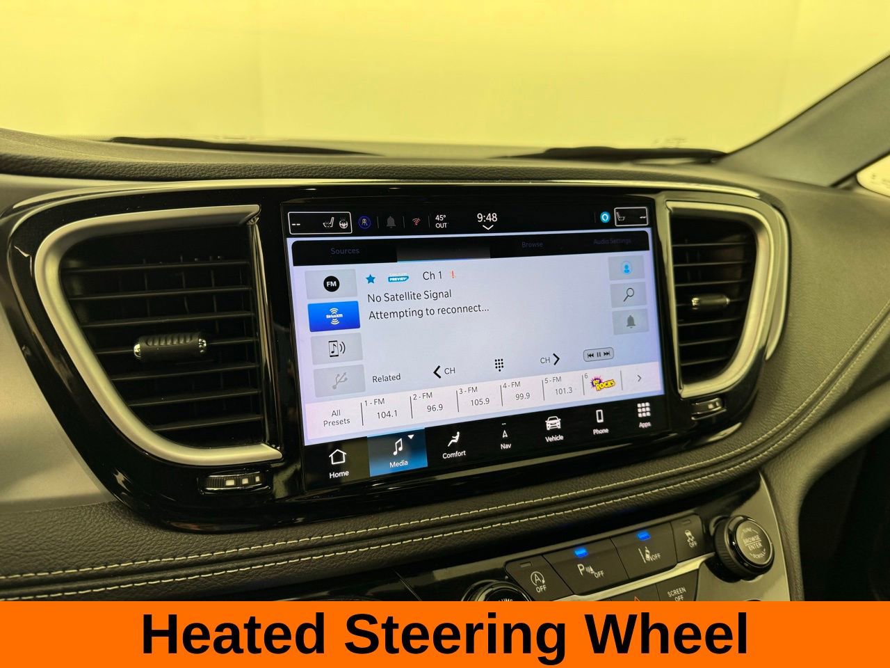 Used 2025 Chrysler Pacifica Limited image 16