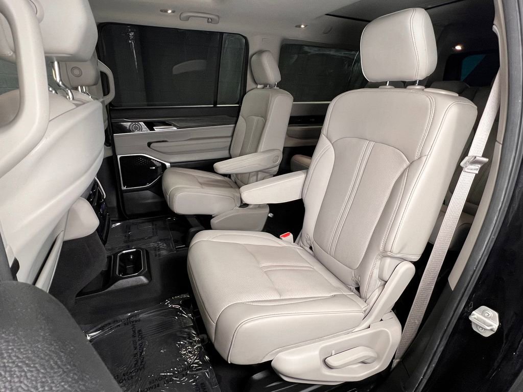 Used 2023 Jeep Wagoneer L Series III w/ Premium Group I AWD/4WD image 18