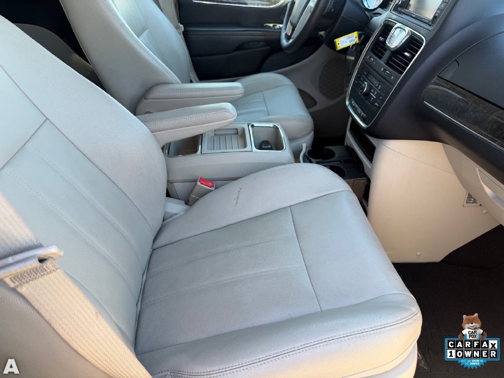 Used 2014 Chrysler Town & Country Touring FWD image 12