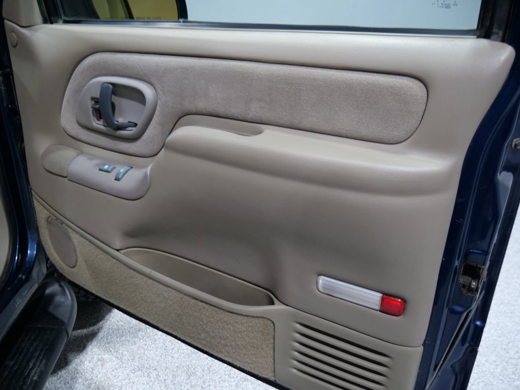 Used 1999 GMC Suburban 4WD w/ Marketing Opt Pkg 3 image 28