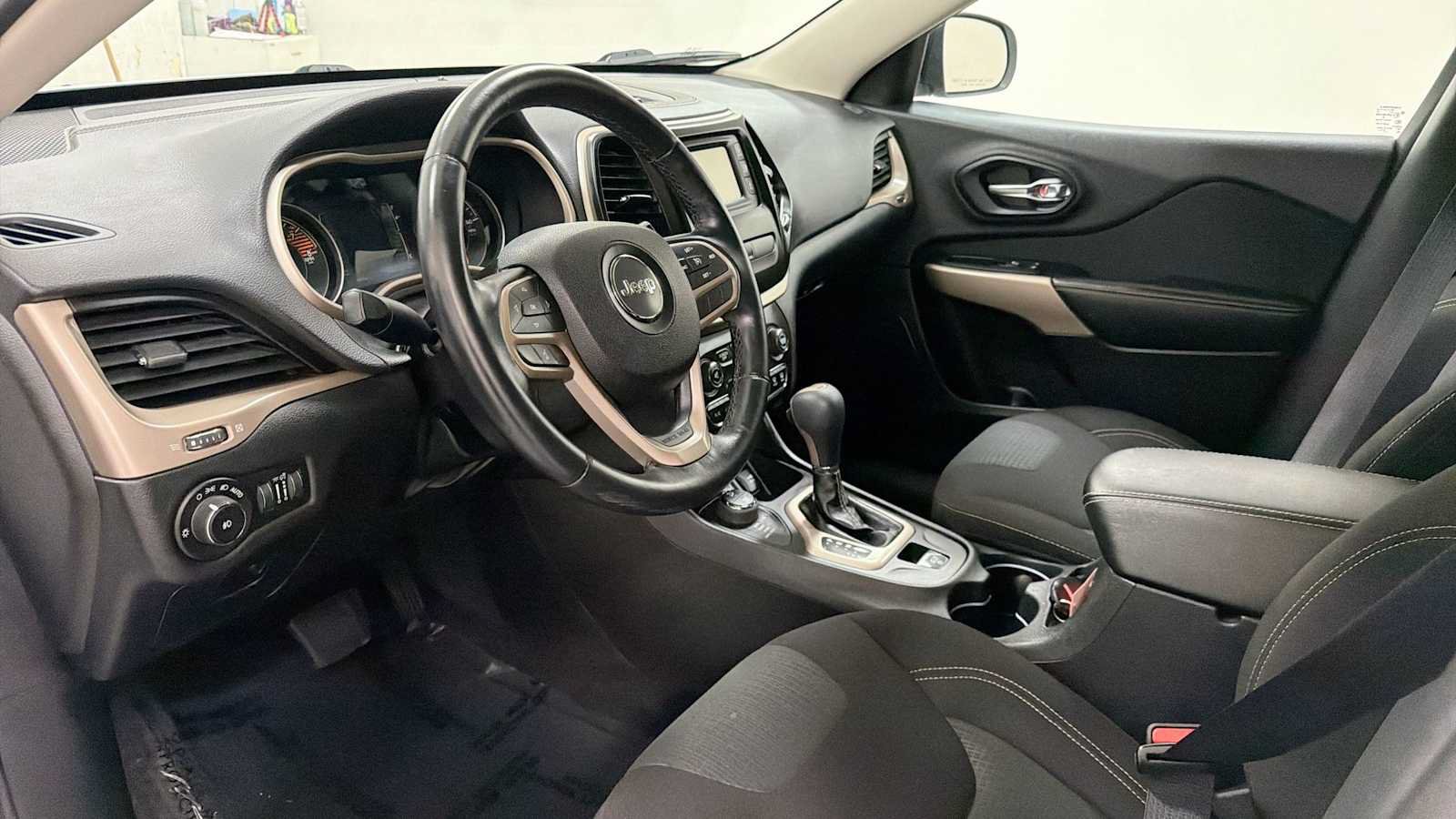 Used 2017 Jeep Cherokee Latitude AWD/4WD image 12