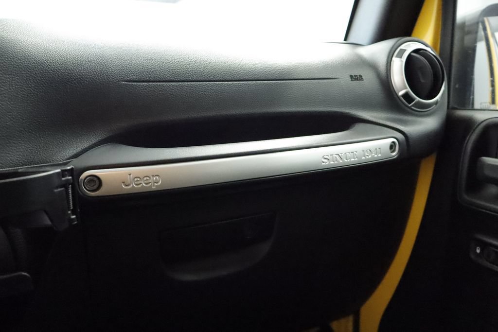 Used 2015 Jeep Wrangler Rubicon AWD/4WD image 29