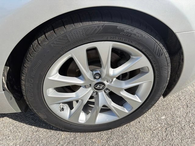 Used 2013 Hyundai Genesis 3.8 RWD image 13