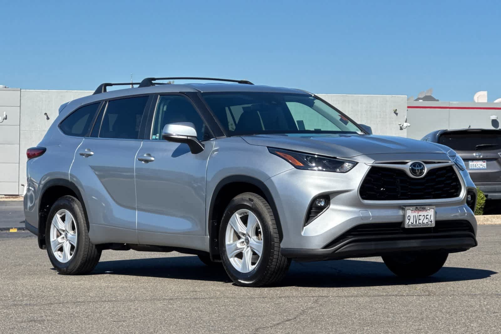 Used 2023 Toyota Highlander LE FWD image 5