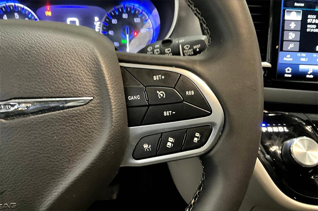 Used 2022 Chrysler Pacifica Touring-L image 11