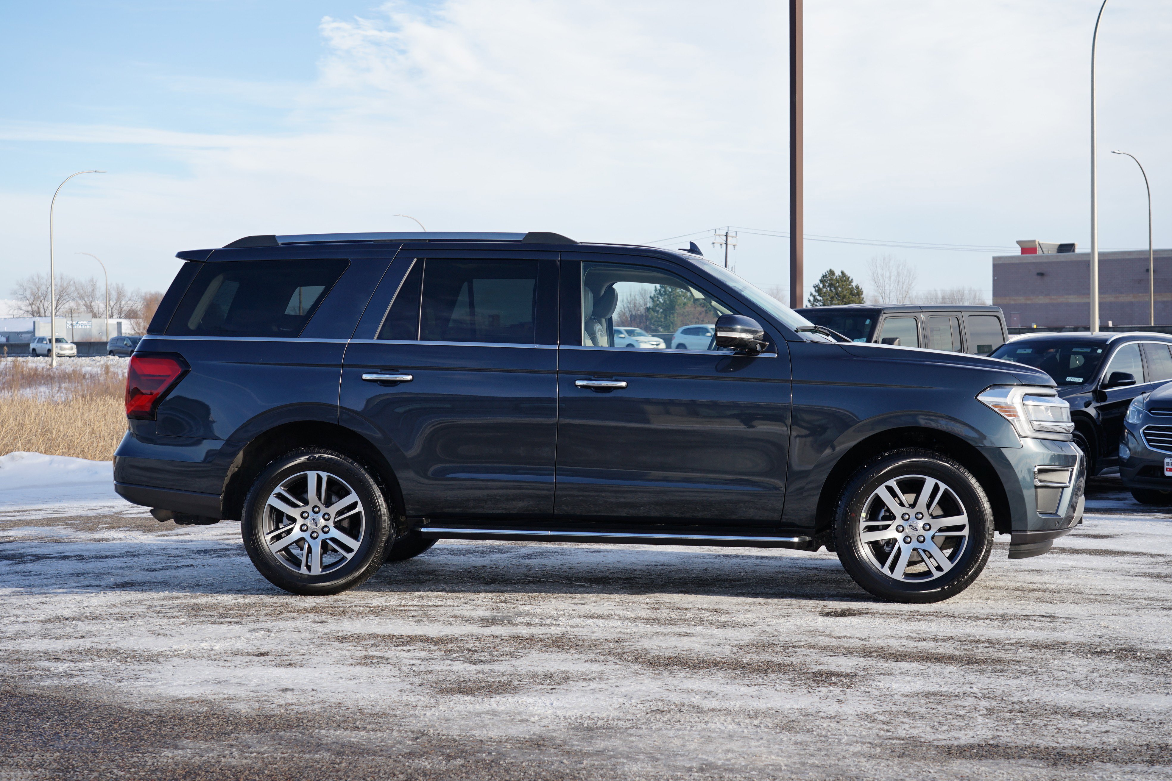 Used 2022 Ford Expedition Limited image 2