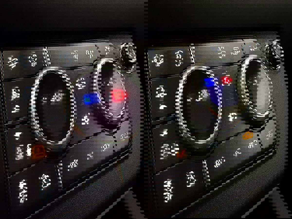 Used 2020 Land Rover Defender 110 First Edition image 40