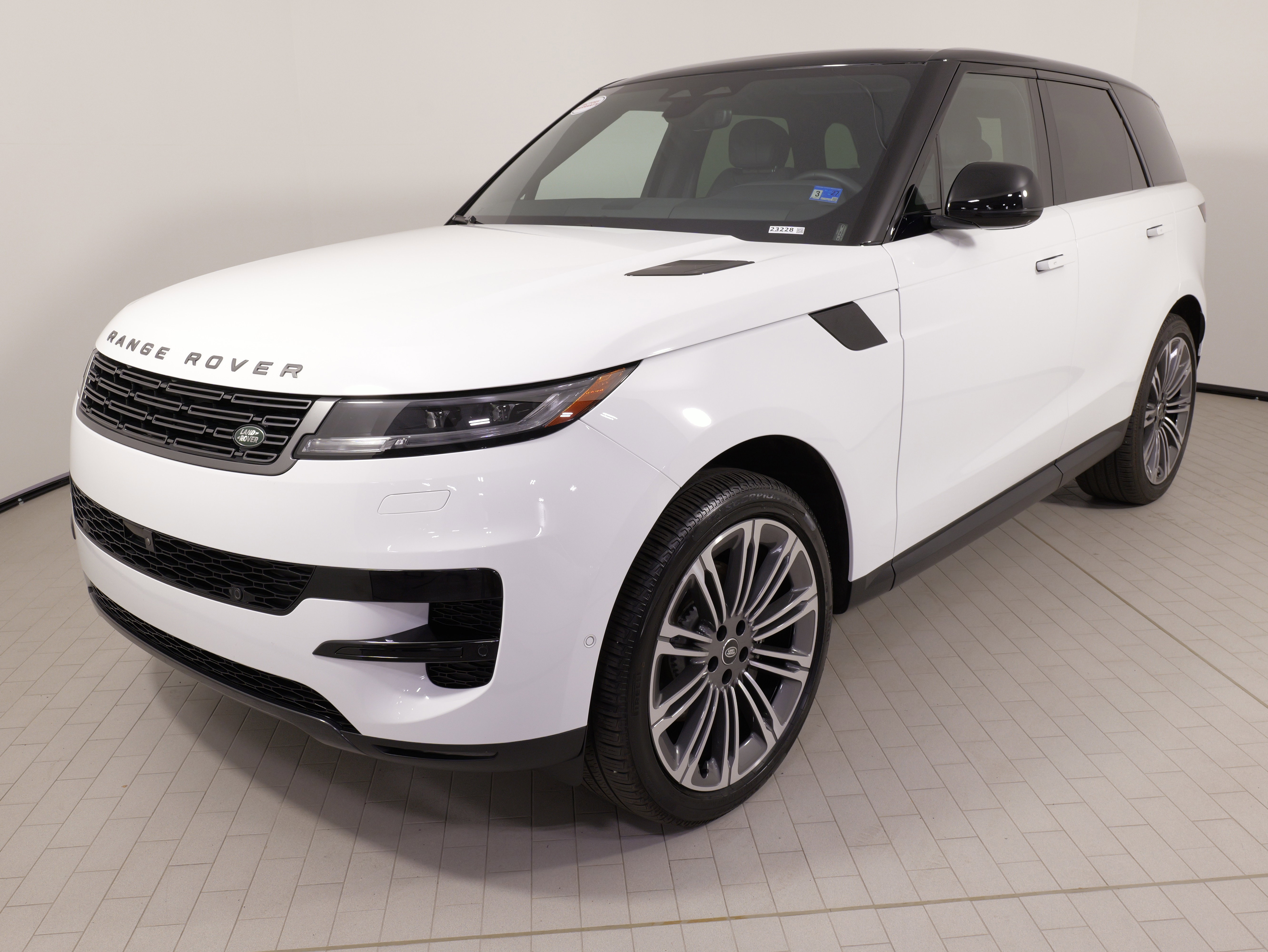 Used 2025 Land Rover Range Rover Sport SE image 3