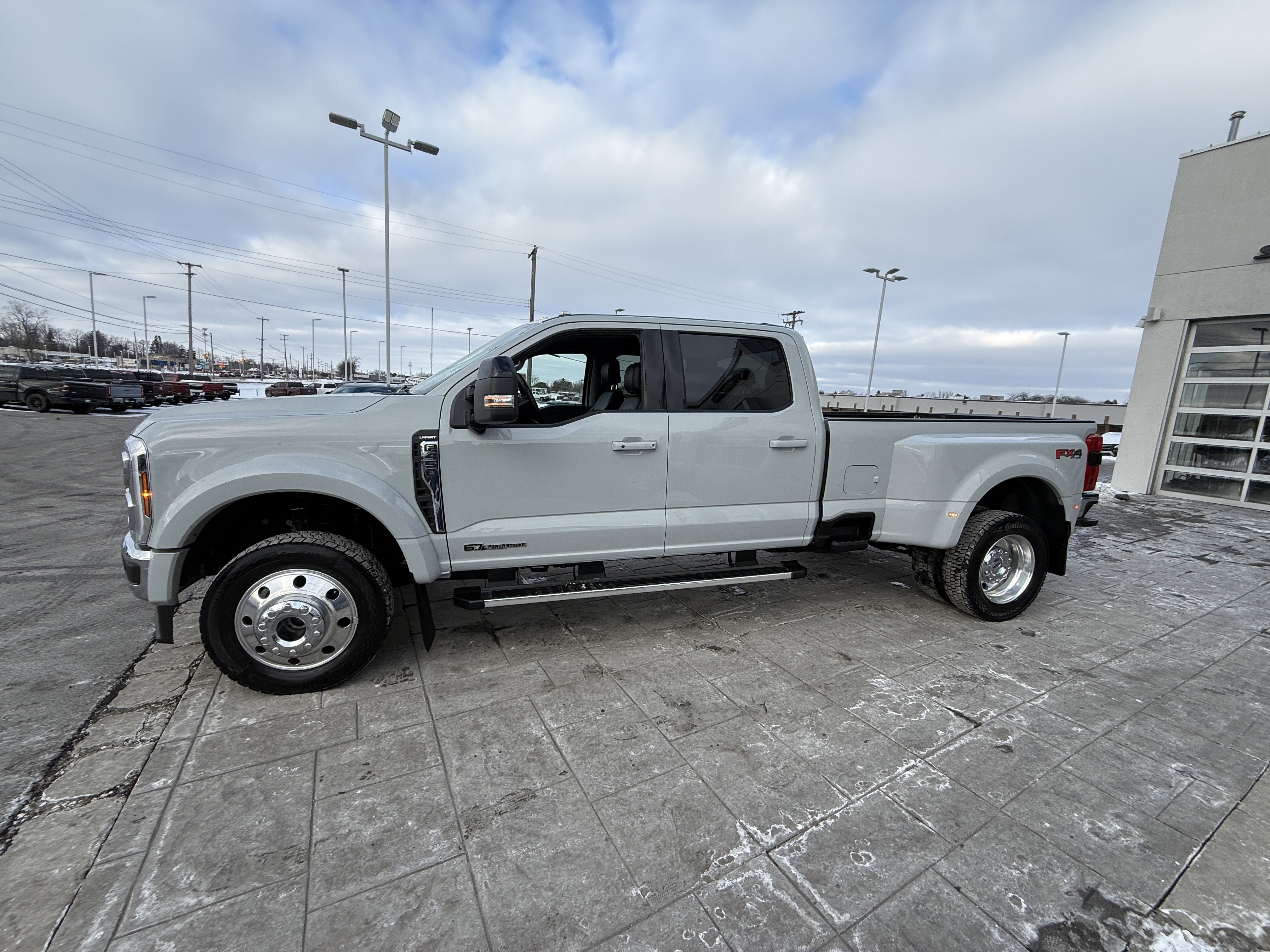 Used 2025 Ford F450 Lariat w/ FX4 Off-Road Package image 3