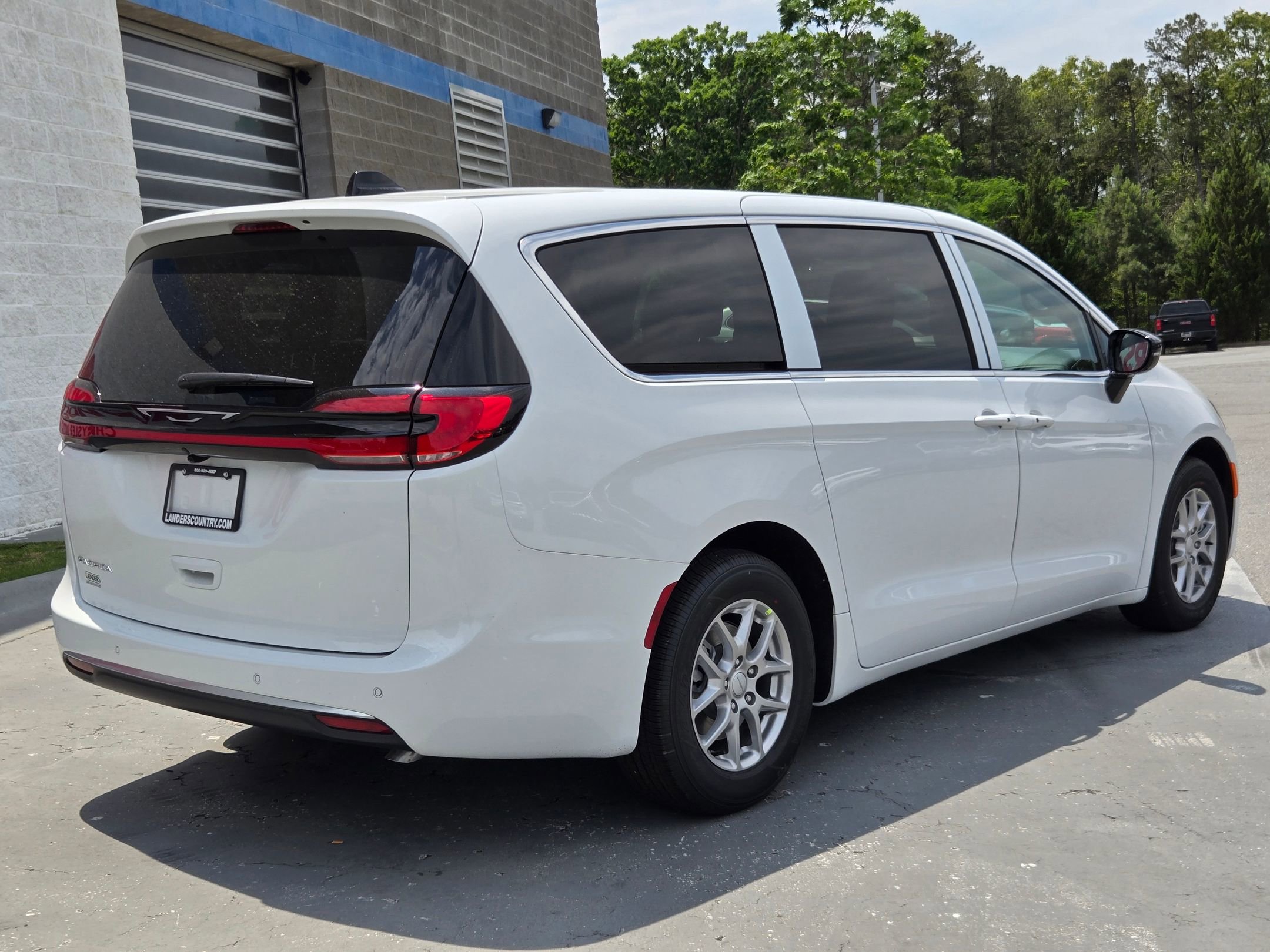 New 2027 Chrysler Pacifica Select FWD image 7