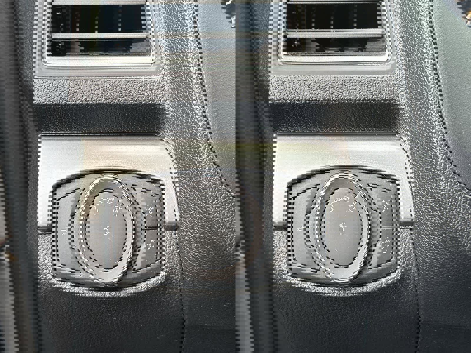 Used 2018 Ford Explorer XLT image 22