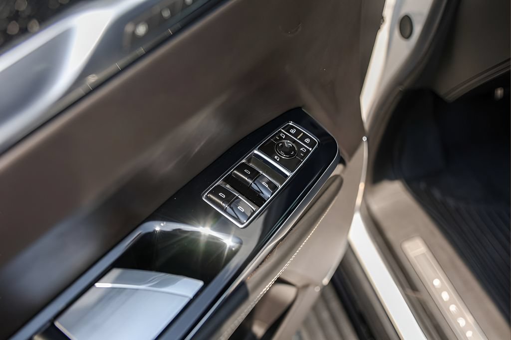 Certified 2025 Cadillac Escalade V w/ LPO, ONYX Package AWD/4WD image 18