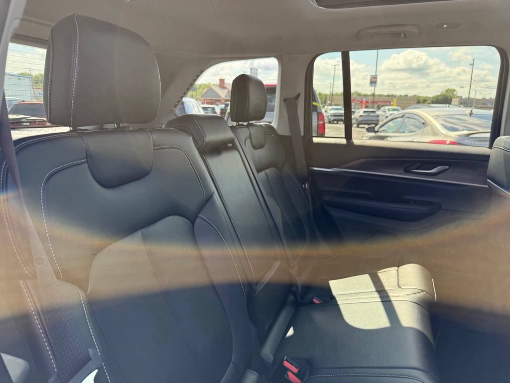 Used 2023 Jeep Grand Cherokee Limited AWD/4WD image 18