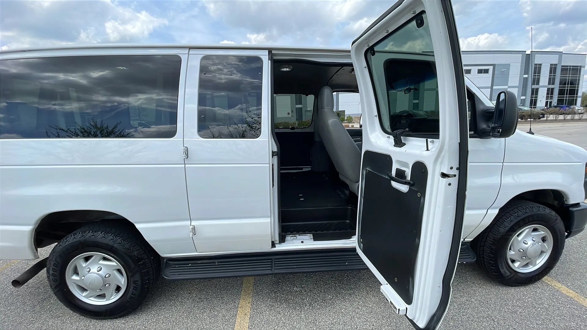 Used 2013 Ford E-350 and Econoline 350 Super Duty w/ Crew Van Pkg RWD image 23