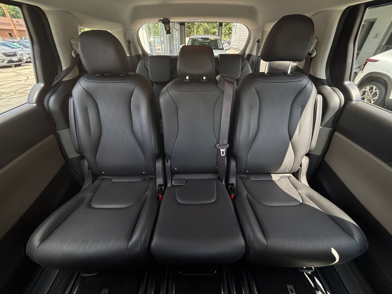 Used 2026 Kia Carnival FWD image 40