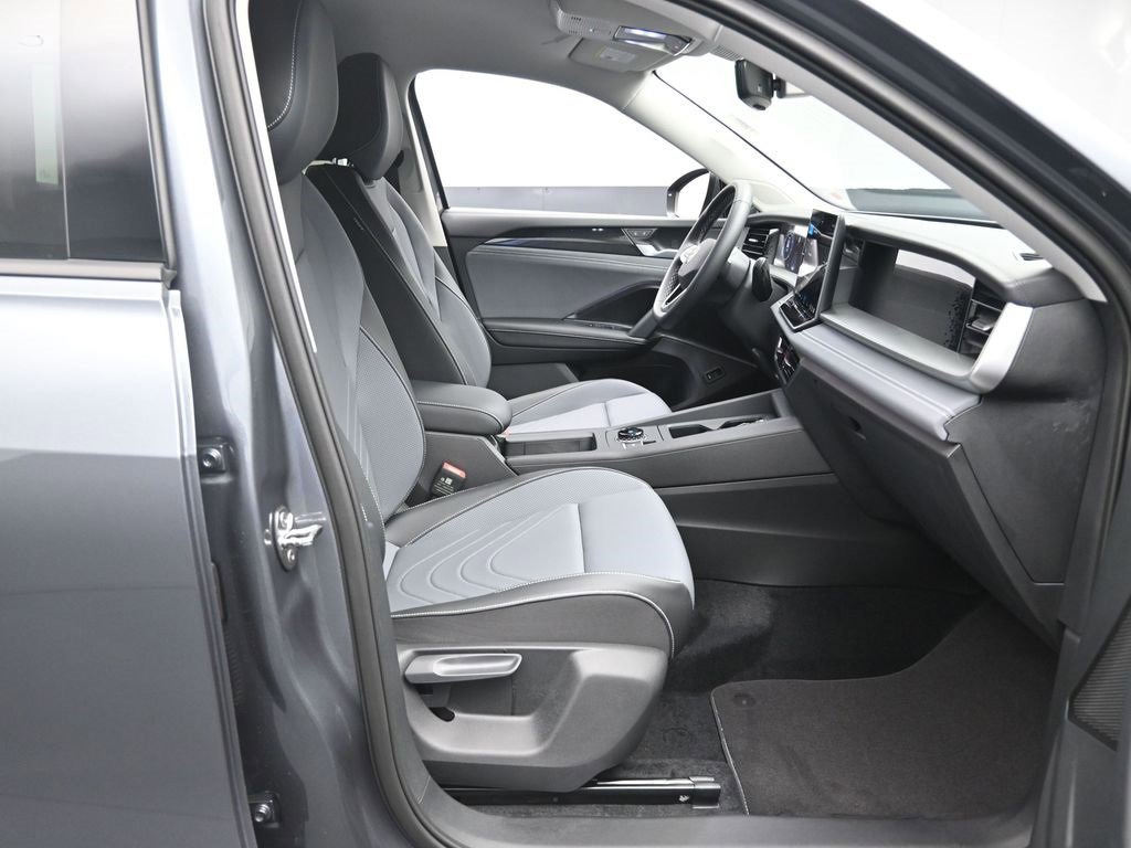 New 2025 Volkswagen Tiguan SE image 30