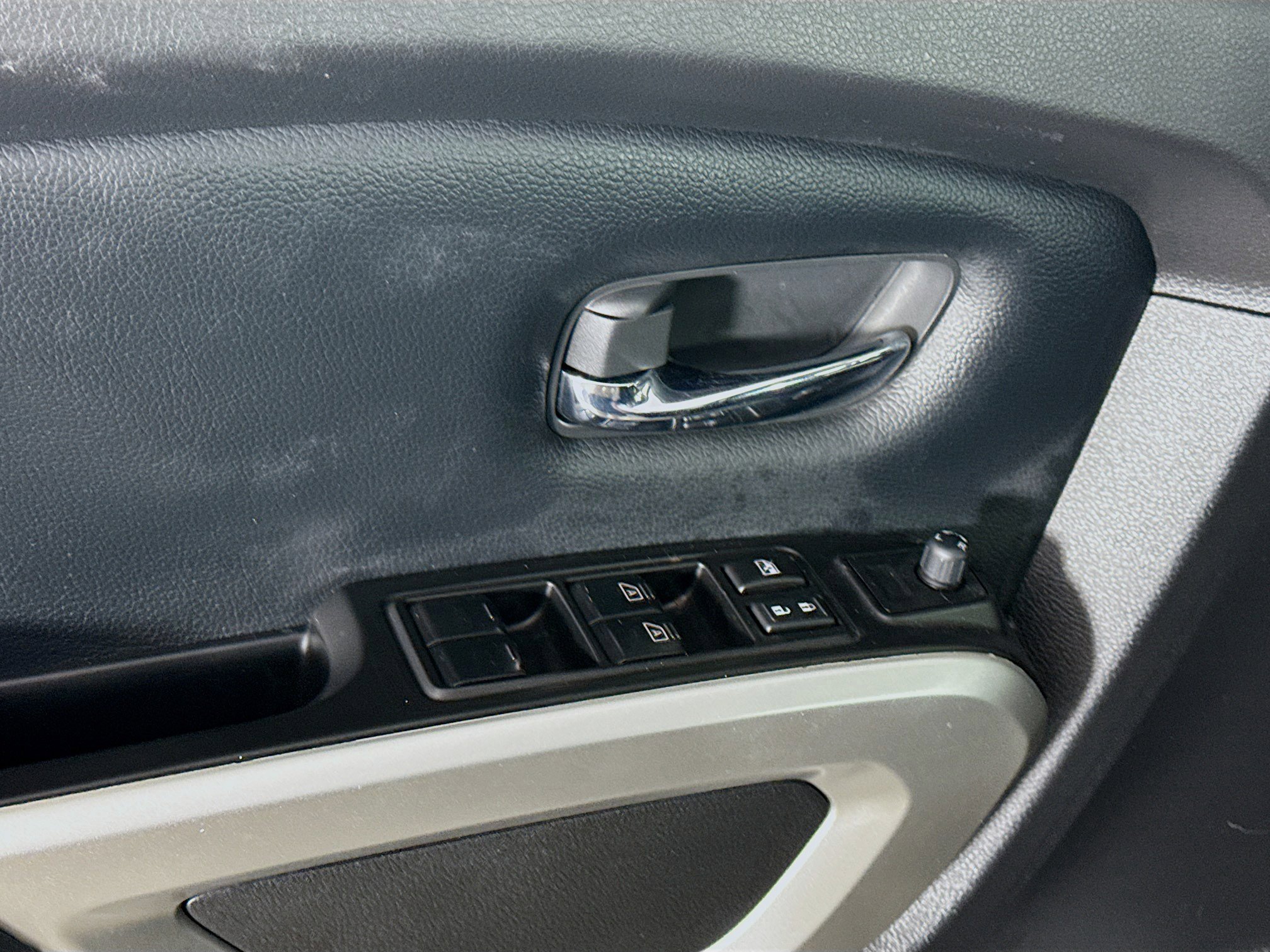 Used 2024 Nissan Titan SV w/ SV Convenience Package image 24