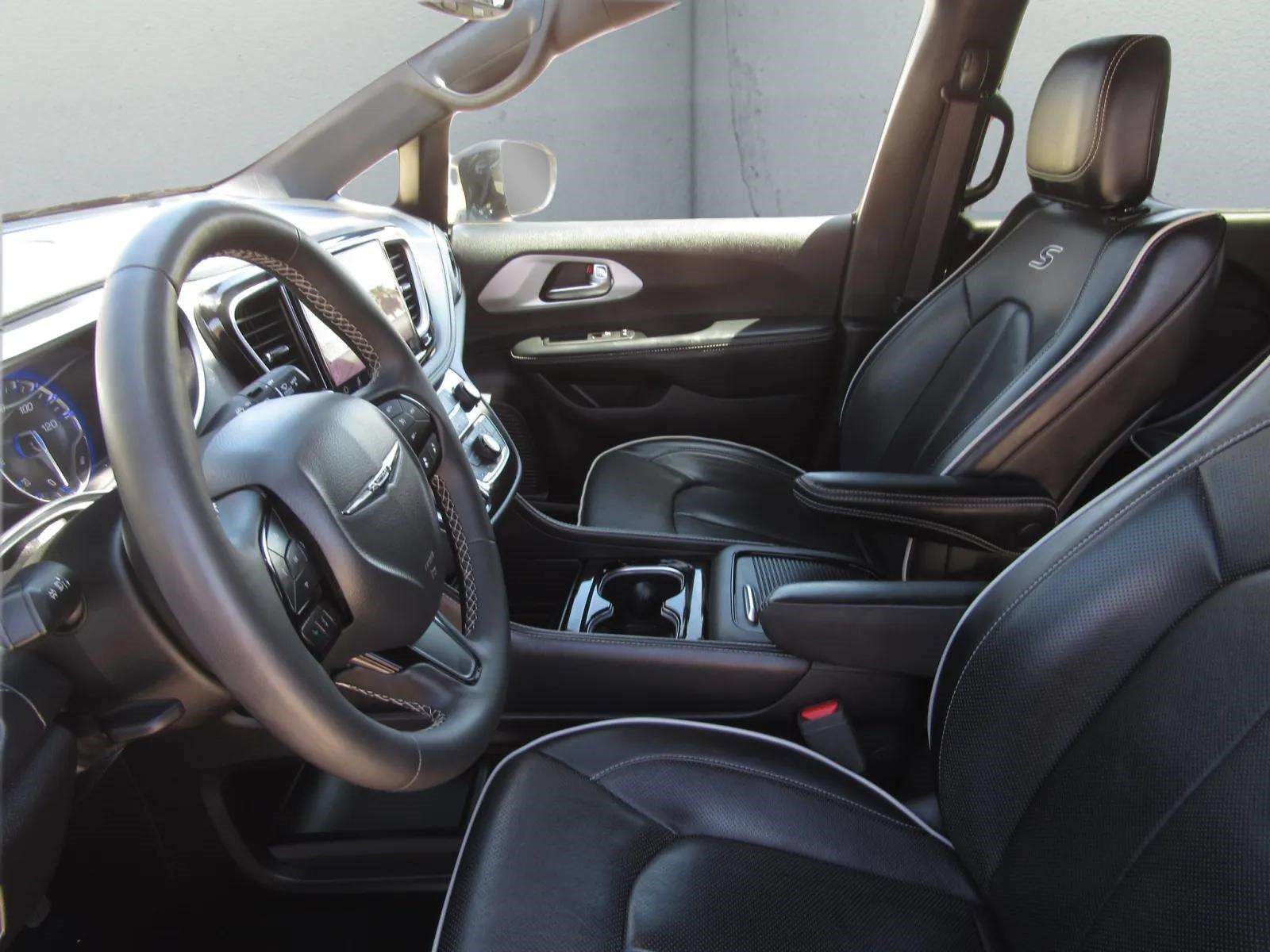 Used 2025 Chrysler Pacifica Limited FWD image 16