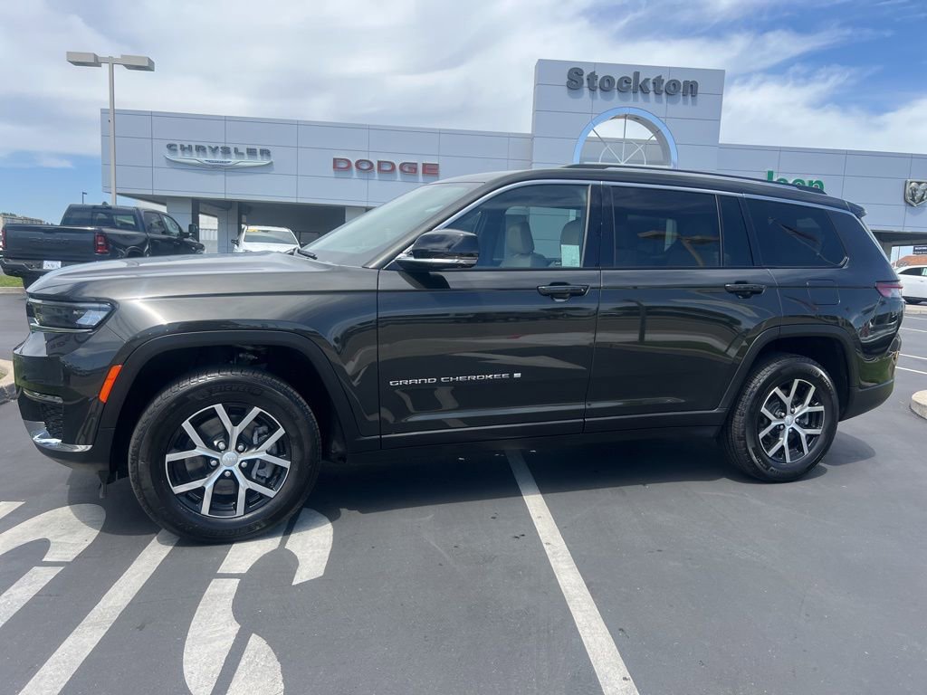 Used 2023 Jeep Grand Cherokee L Limited w/ Luxury Tech Group II AWD/4WD image 2
