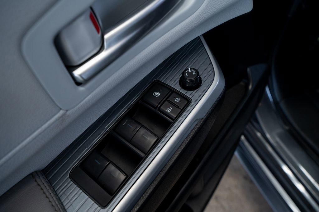 Used 2025 Toyota Sienna XLE image 23