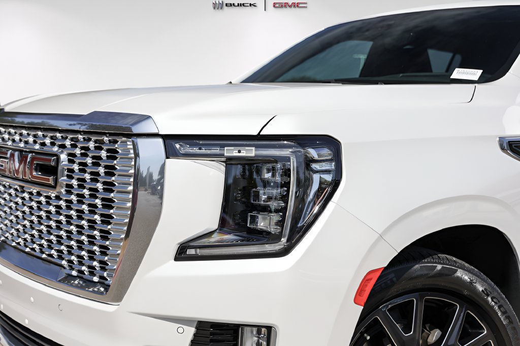 Used 2023 GMC Yukon XL Denali w/ Denali Reserve Package AWD/4WD image 3