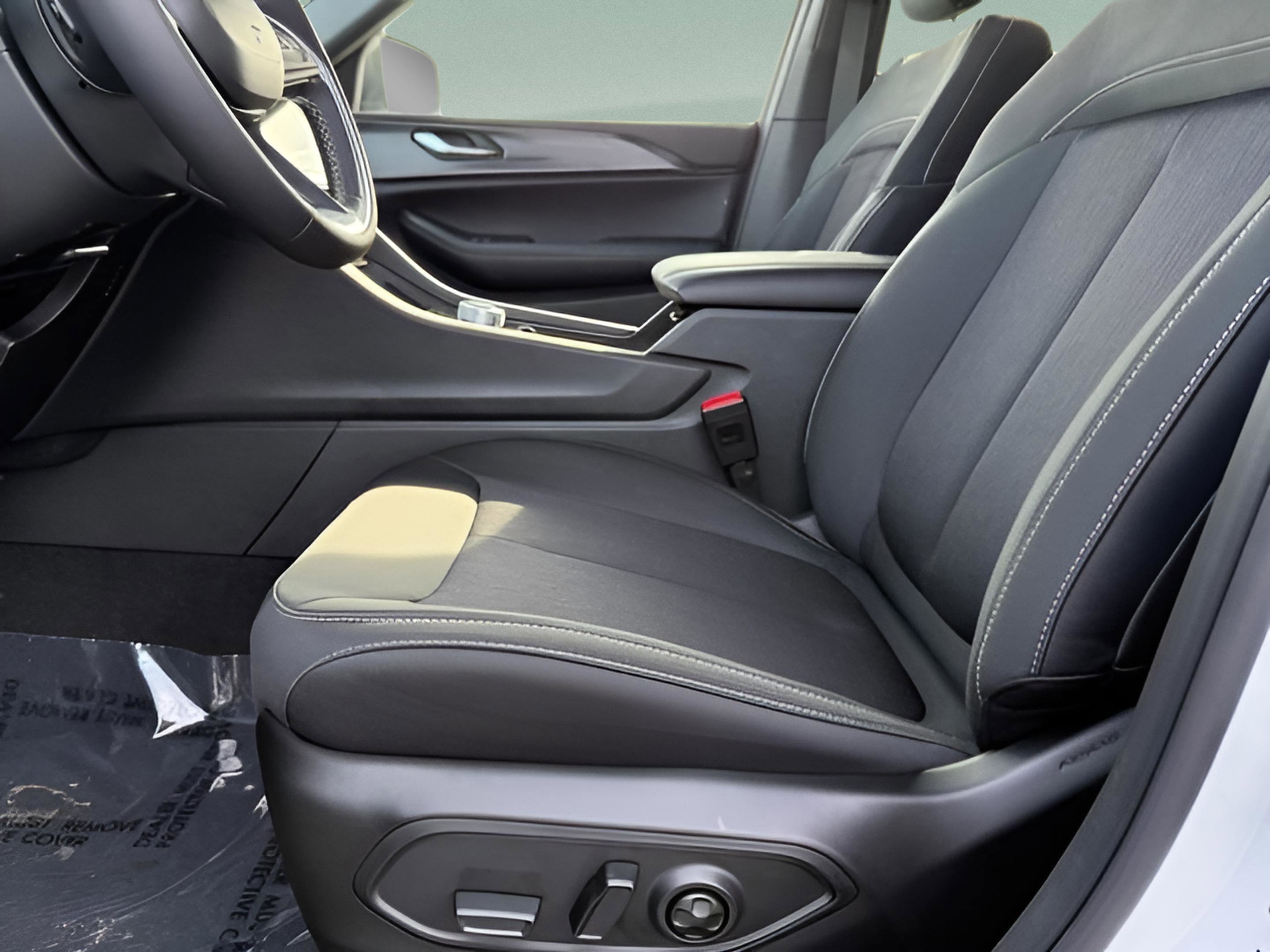 New 2025 Jeep Grand Cherokee L Laredo image 15