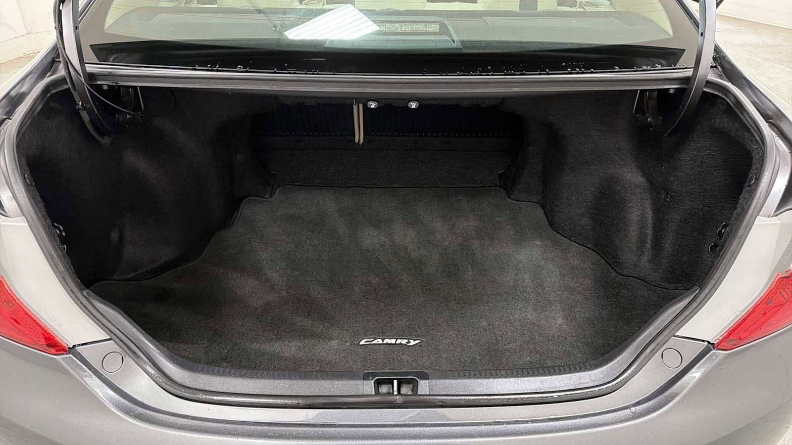 Used 2013 Toyota Camry XLE w/ Convenience Pkg image 28