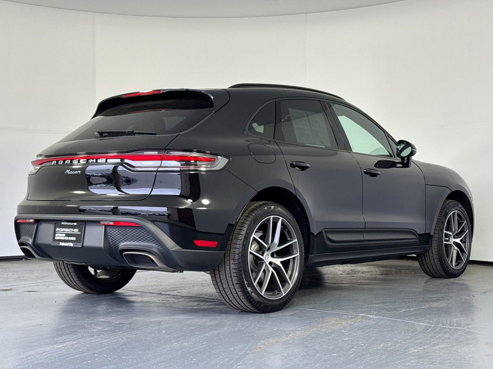 Certified 2025 Porsche Macan image 8