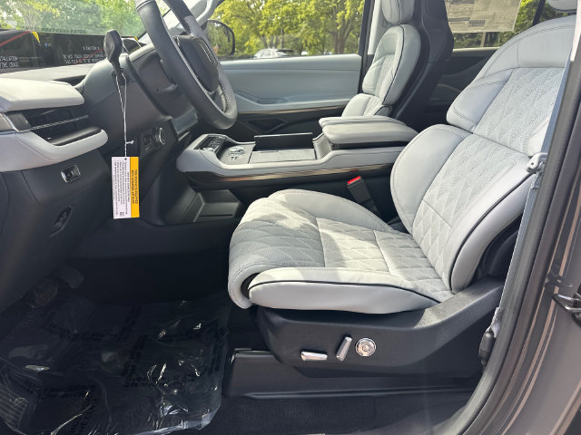 New 2026 Lincoln Navigator Black Label w/ Black Label Special Edition AWD/4WD image 10