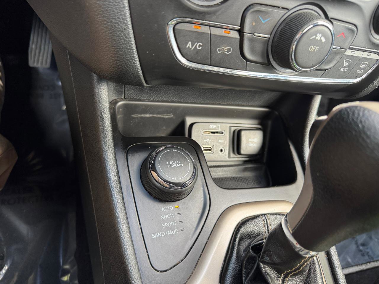 Used 2016 Jeep Cherokee Latitude w/ Safety/Convenience Group AWD/4WD image 21