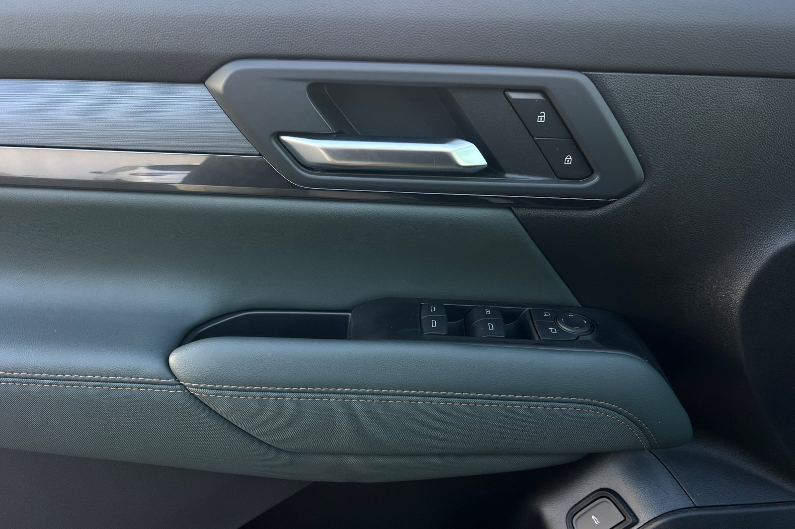 New 2027 GMC Terrain AT4 w/ Technology Package II AWD/4WD image 9