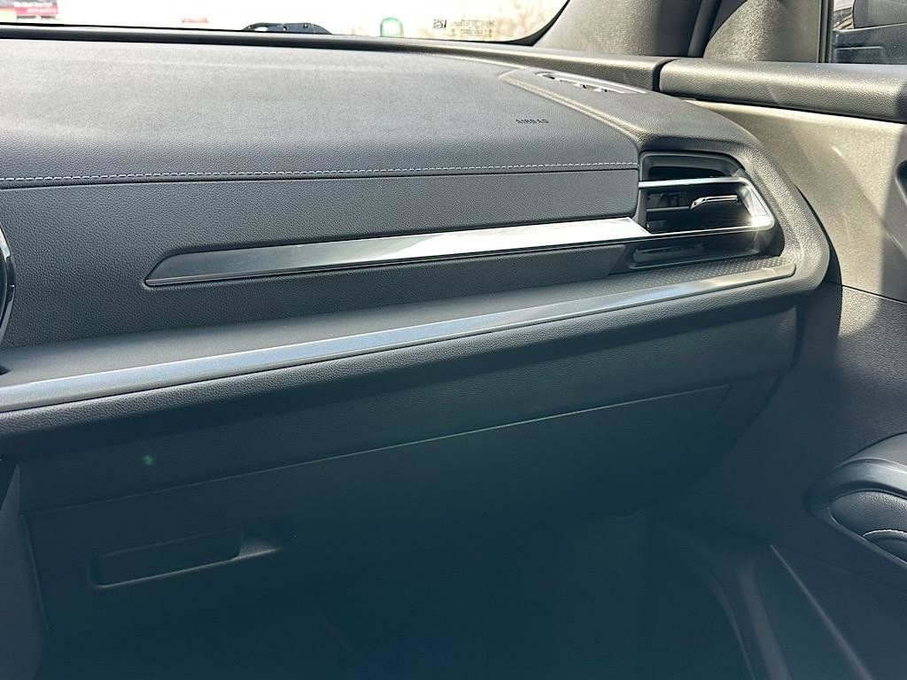 Used 2026 Chevrolet Traverse LT FWD image 25
