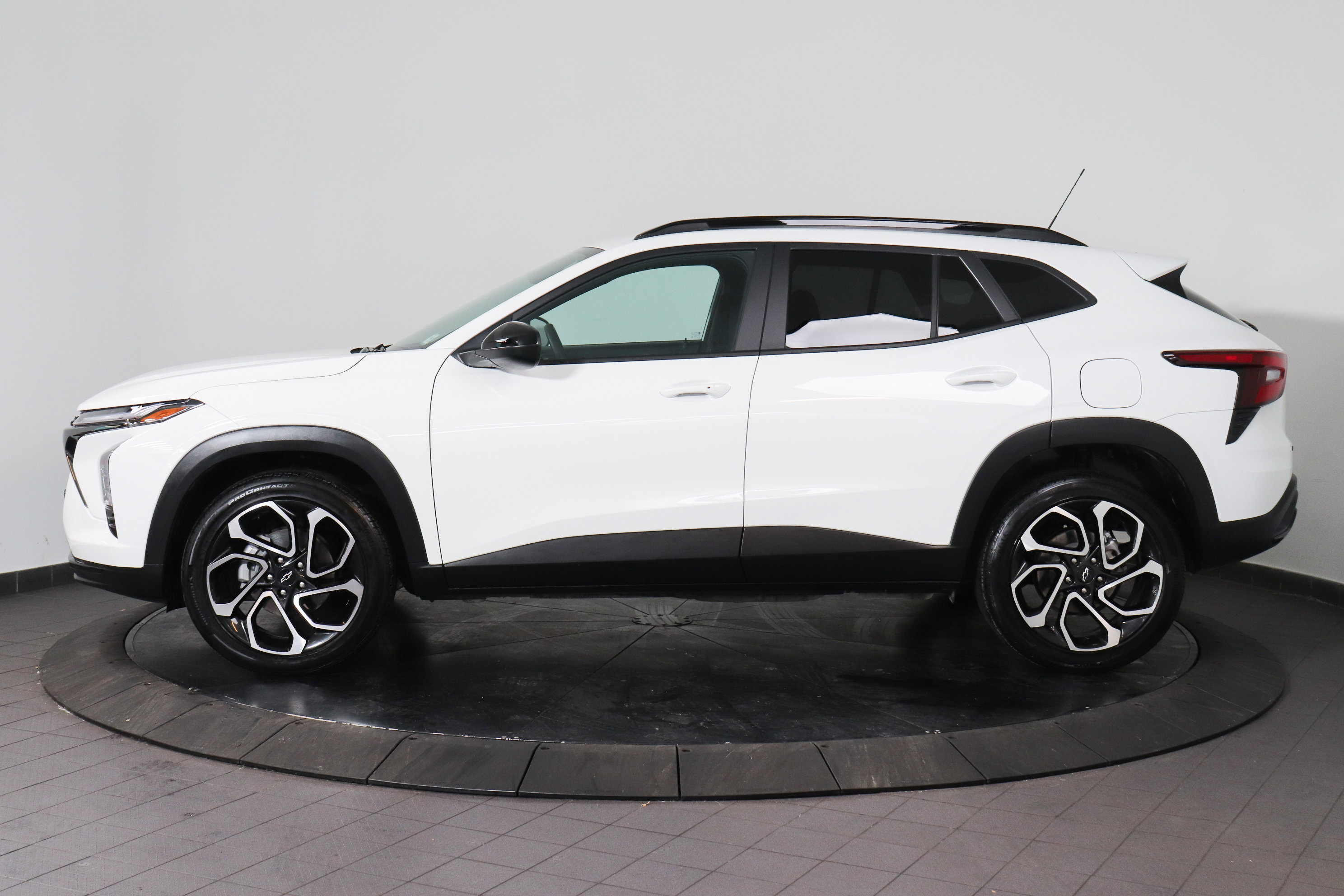 Used 2024 Chevrolet Trax RS w/ Sunroof Package image 2