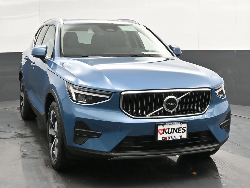 New 2025 Volvo XC40 B5 Core w/ Climate Package image 4