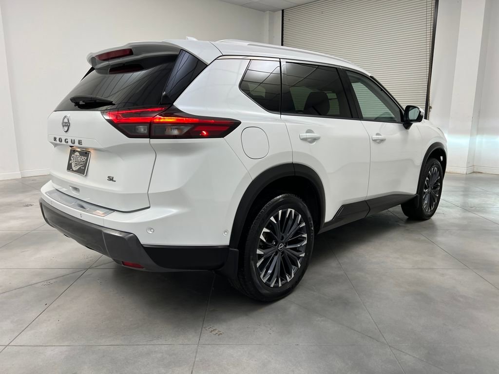 Used 2025 Nissan Rogue SL w/ Tech Package image 7