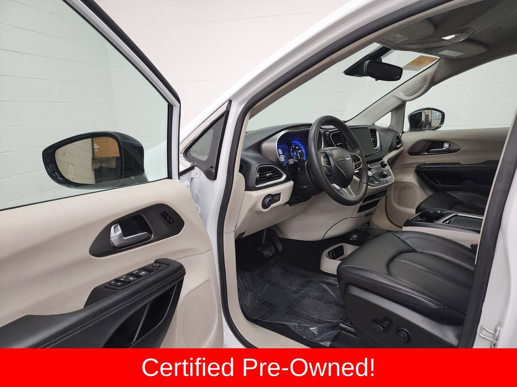 Used 2024 Chrysler Pacifica Touring-L image 11