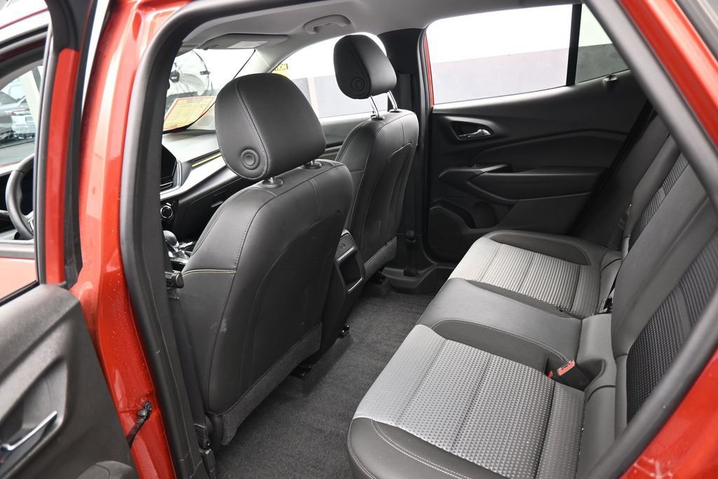 Used 2024 Chevrolet Trax LT w/ Driver Confidence Package FWD image 32