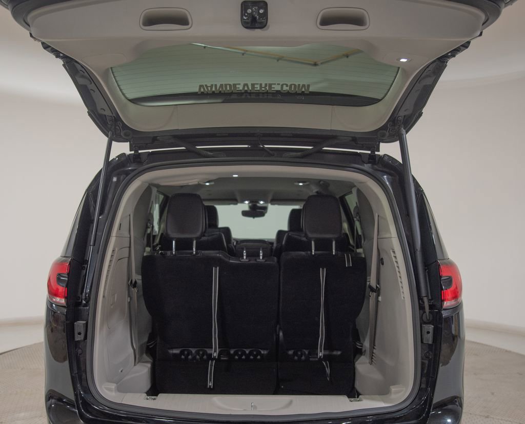 Used 2024 Chrysler Pacifica Select image 16