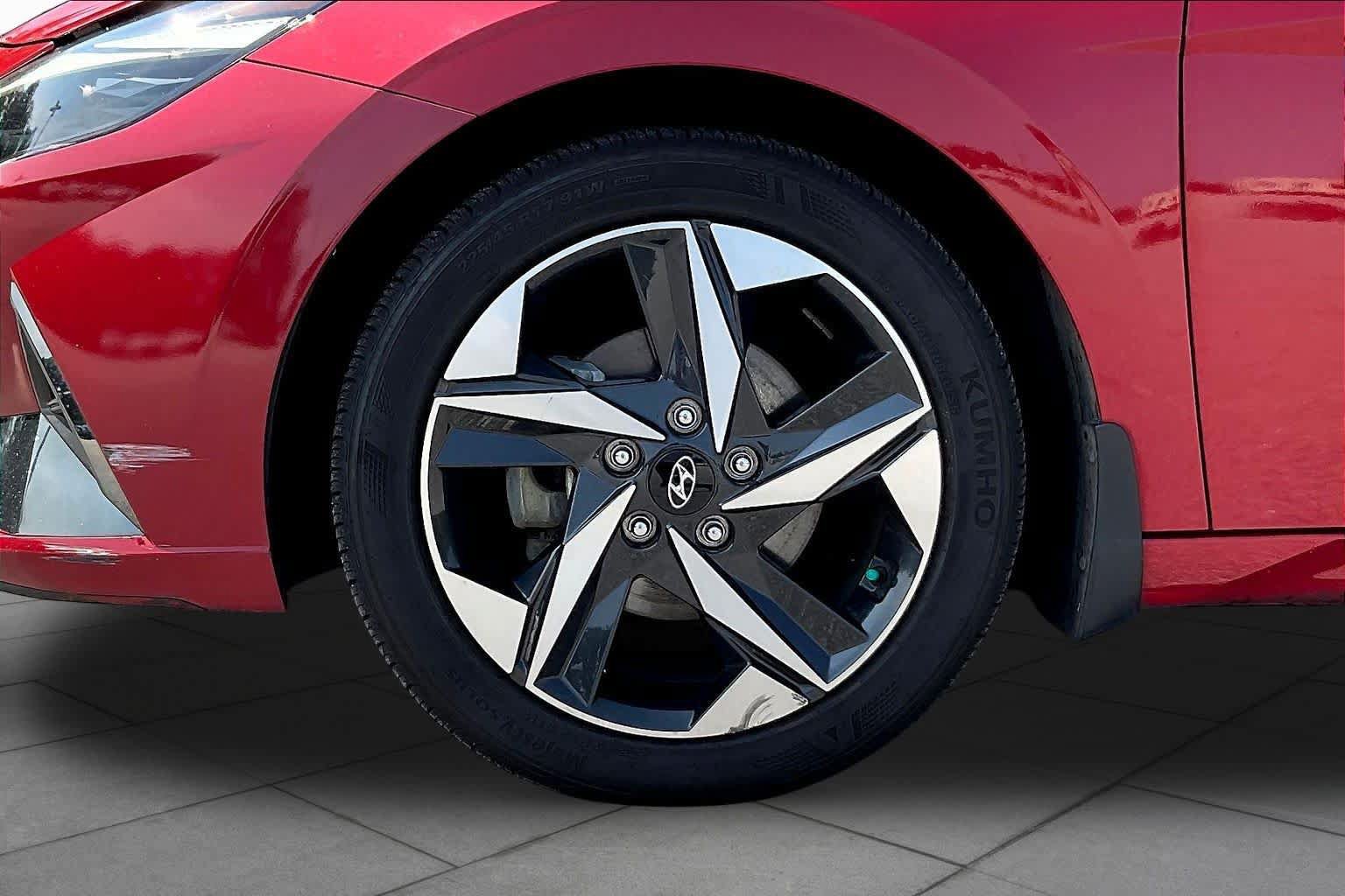 Used 2022 Hyundai Elantra Limited FWD image 11