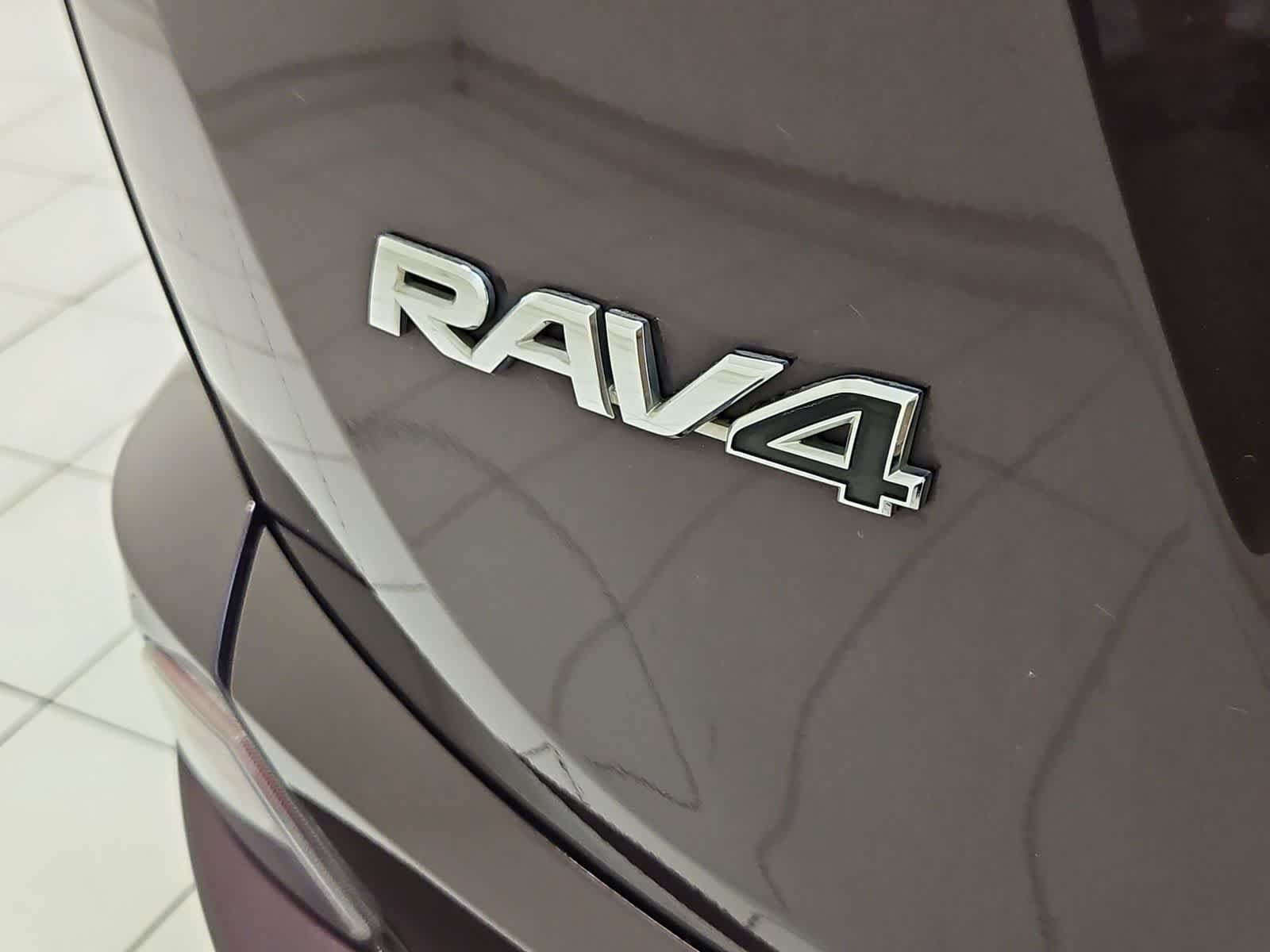 Used 2018 Toyota RAV4 LE FWD image 18