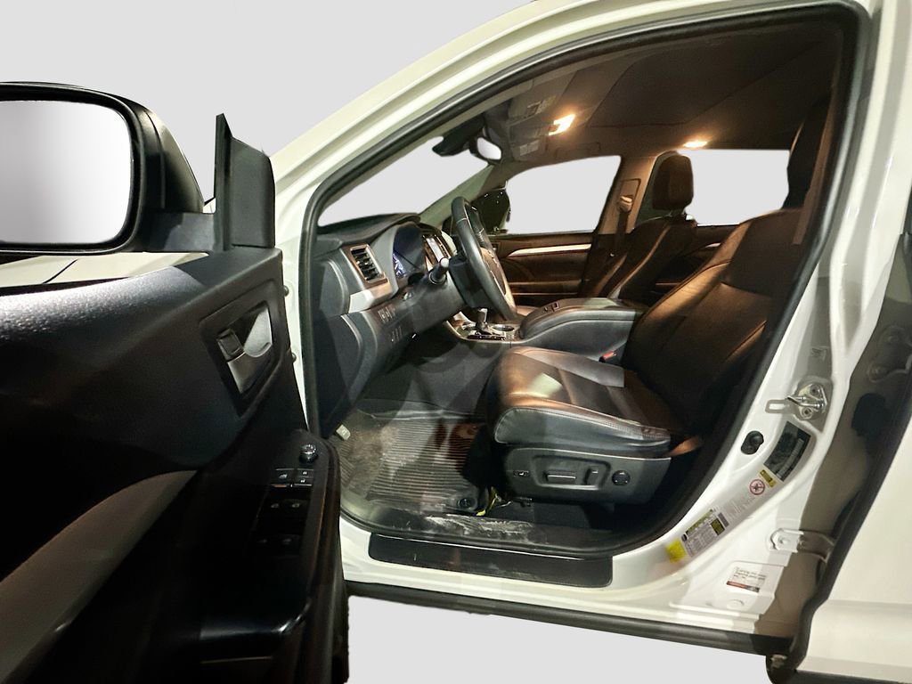 Used 2019 Toyota Highlander XLE image 12