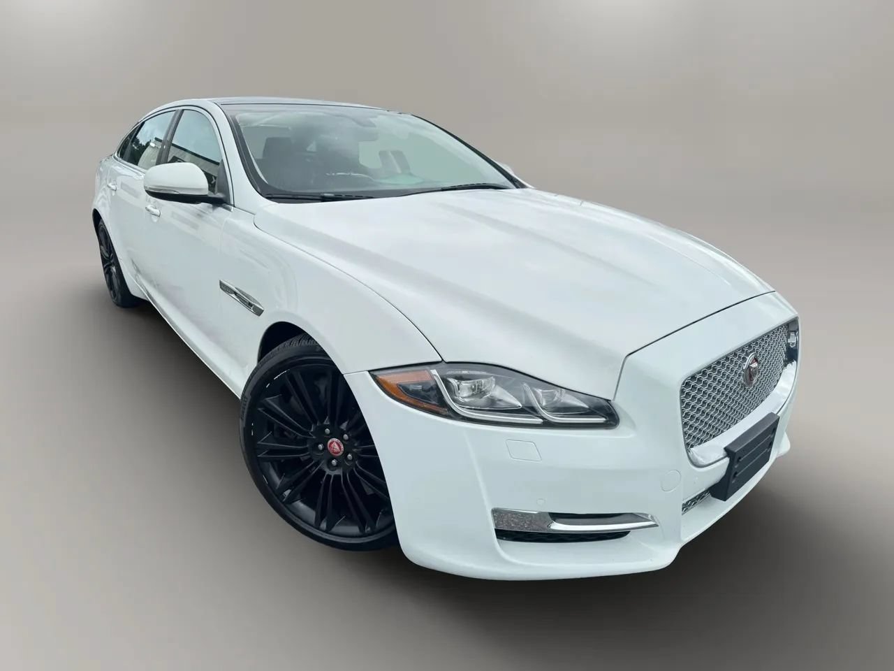 Used 2016 Jaguar XJ L Supercharged RWD image 2