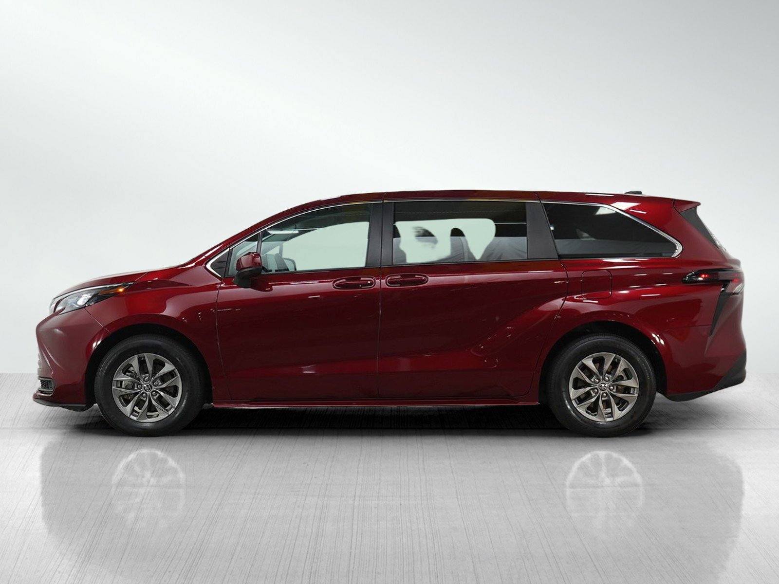 Used 2024 Toyota Sienna LE image 2
