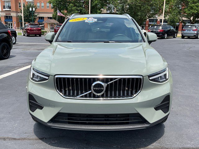 Used 2024 Volvo XC40 B5 Core image 2