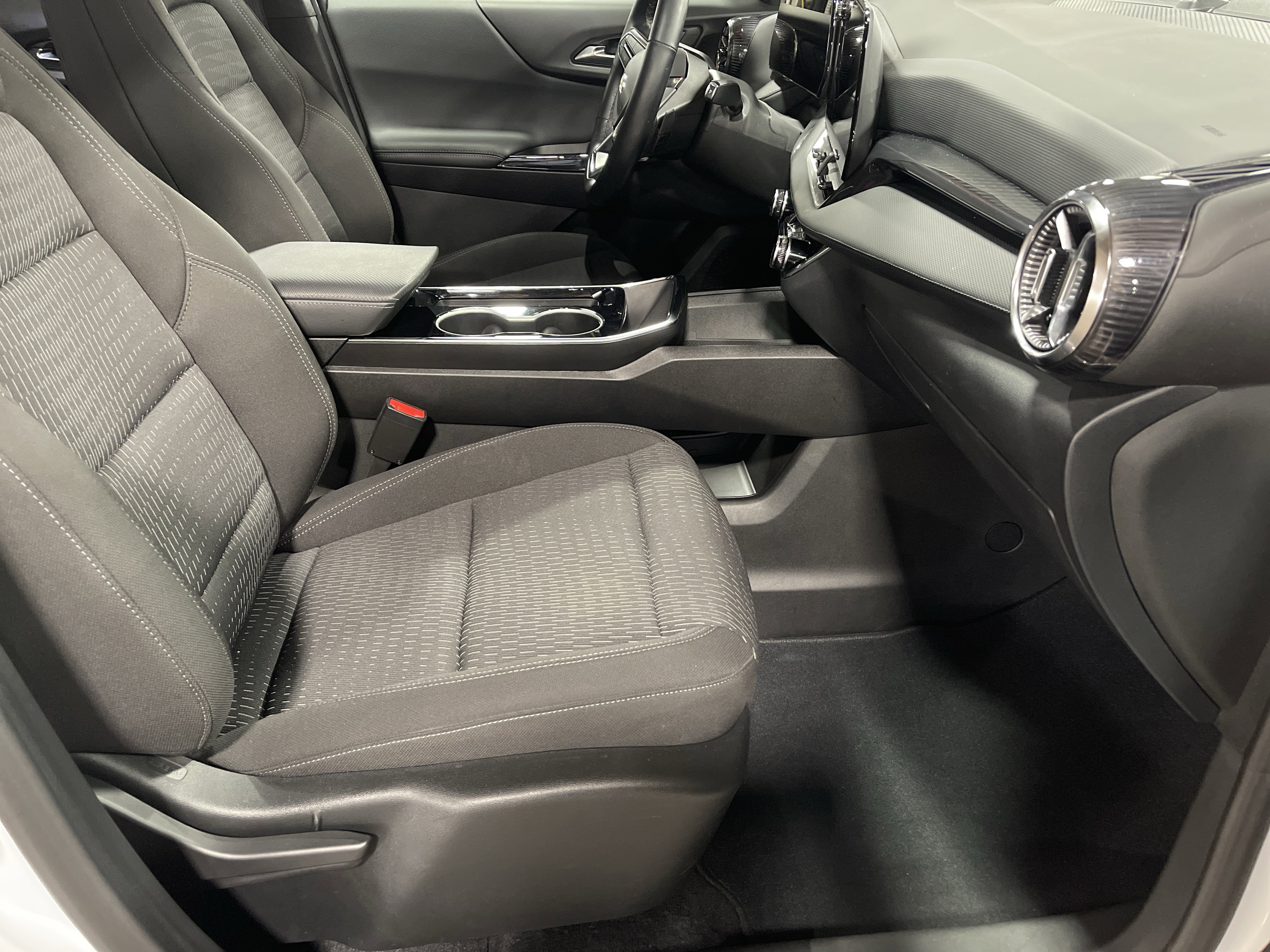 Used 2025 Chevrolet Equinox LT image 13