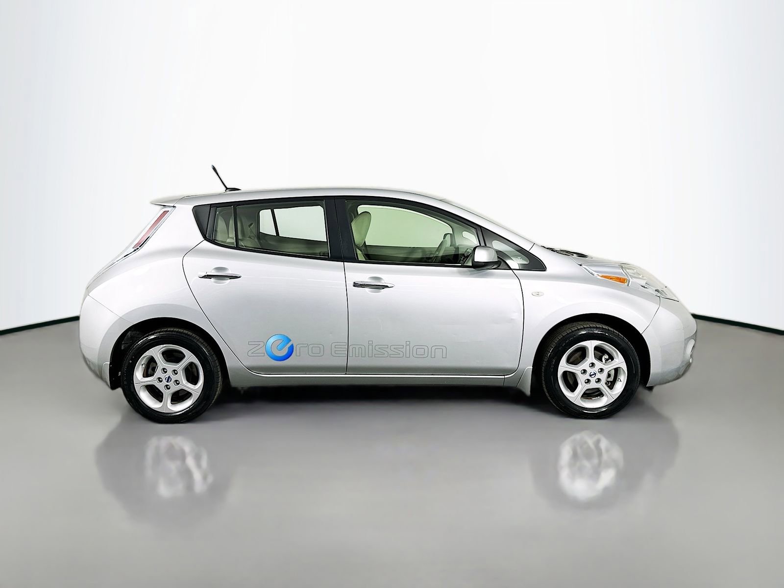 Used 2011 Nissan Leaf SL w/ Eco Design Pkg image 9