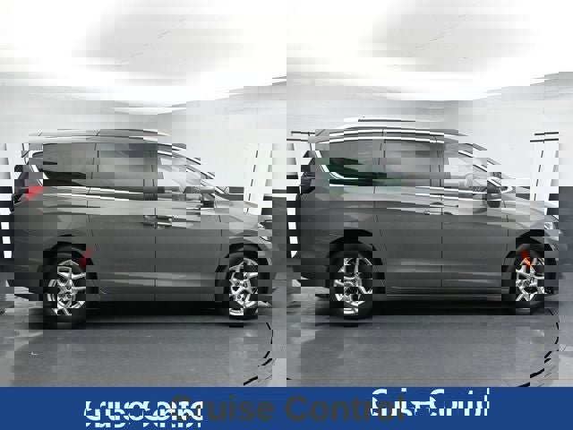 Used 2021 Chrysler Pacifica Touring-L image 13