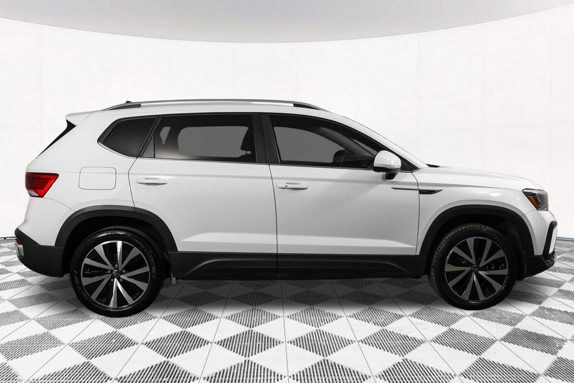 Used 2024 Volkswagen Taos SE w/ MDO Package FWD image 13