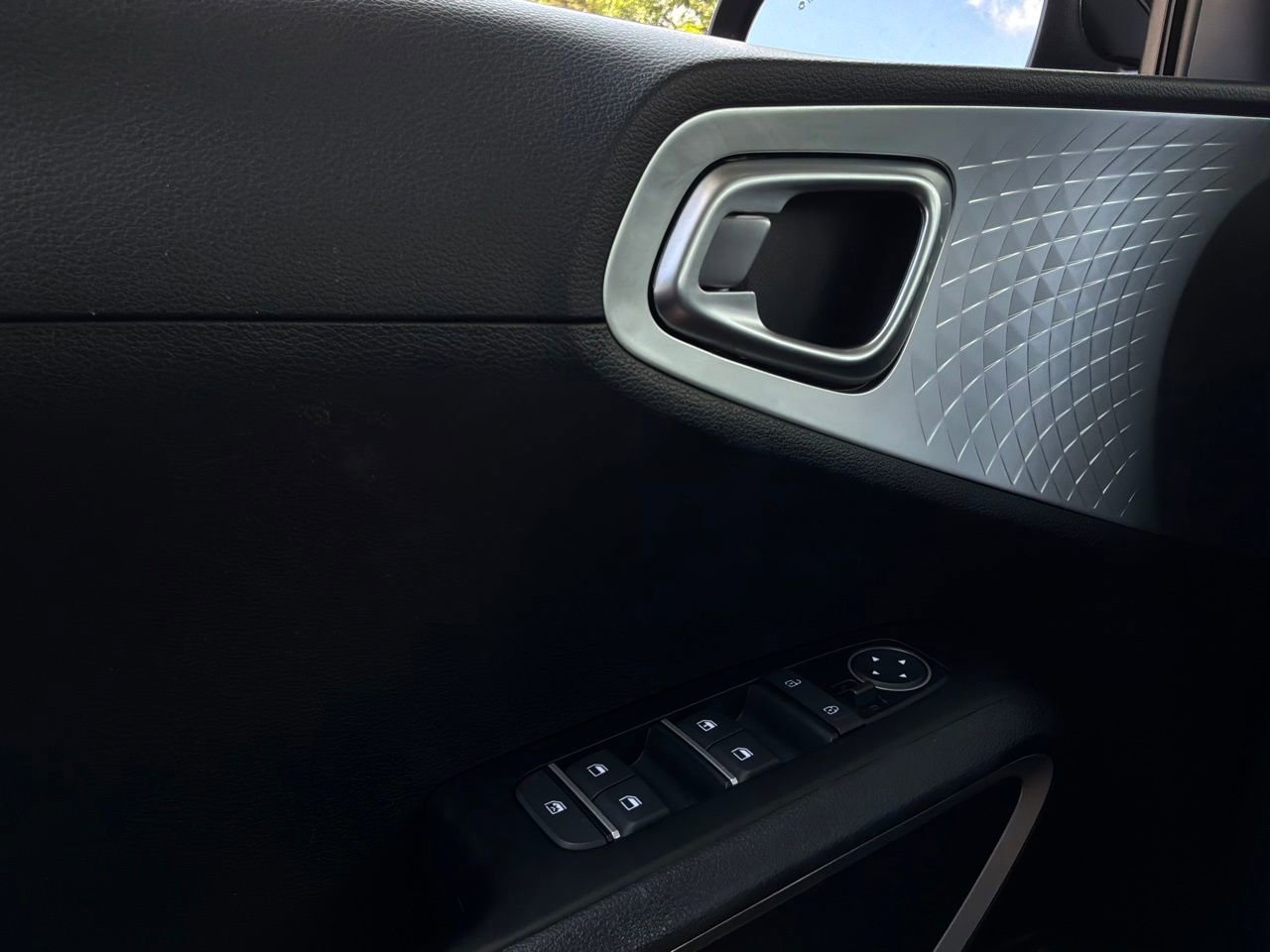 Used 2025 Kia Soul LX w/ LX Technology Package FWD image 19