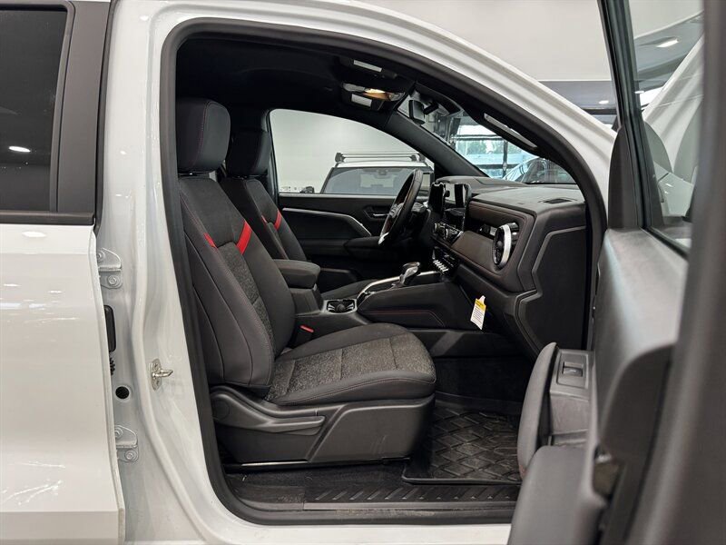 Used 2024 Chevrolet Colorado Z71 w/ Z71 Convenience Package 2 image 9